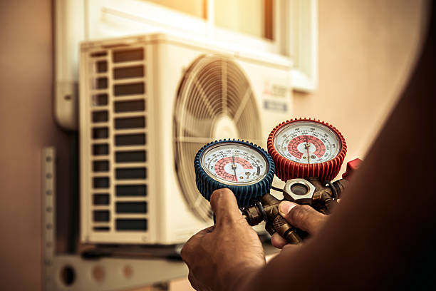 Professional Hvac Maintenance technician working in Pompano Beach, FL